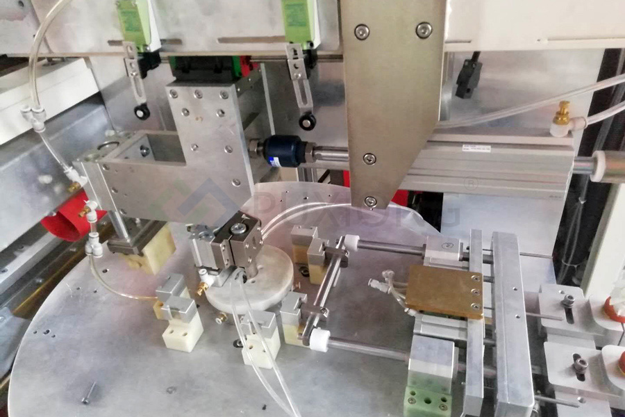 fully automatic feeding, positioning, sealing, cutting and discharing